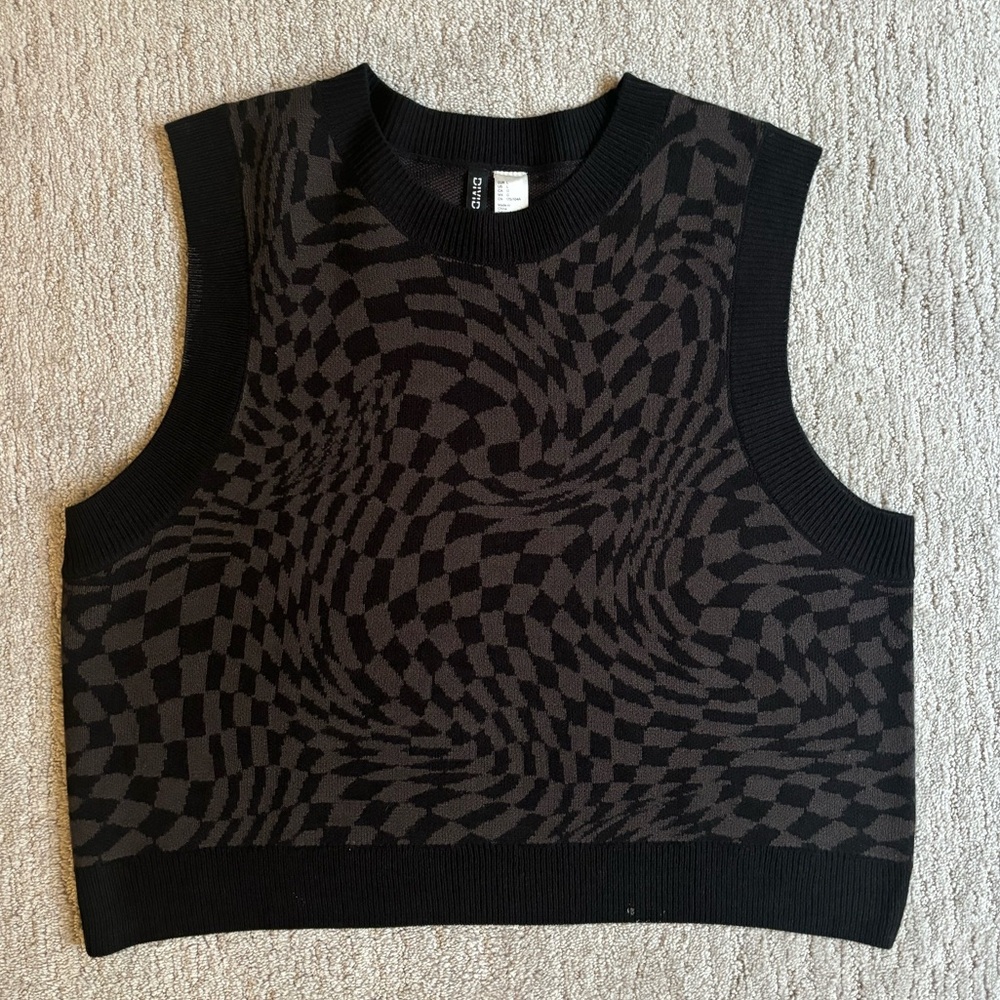 Divided H&M Checkered Sweater Vest in black and gray